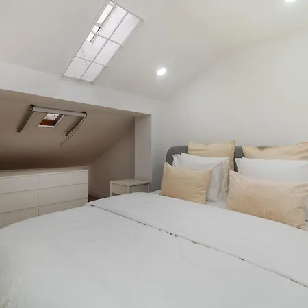 Whome Stylish Top-floor Flat In Iconic Chiado Lissabon